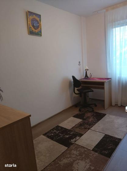 Apartament cu 3 camere semidecomandat în Berceni