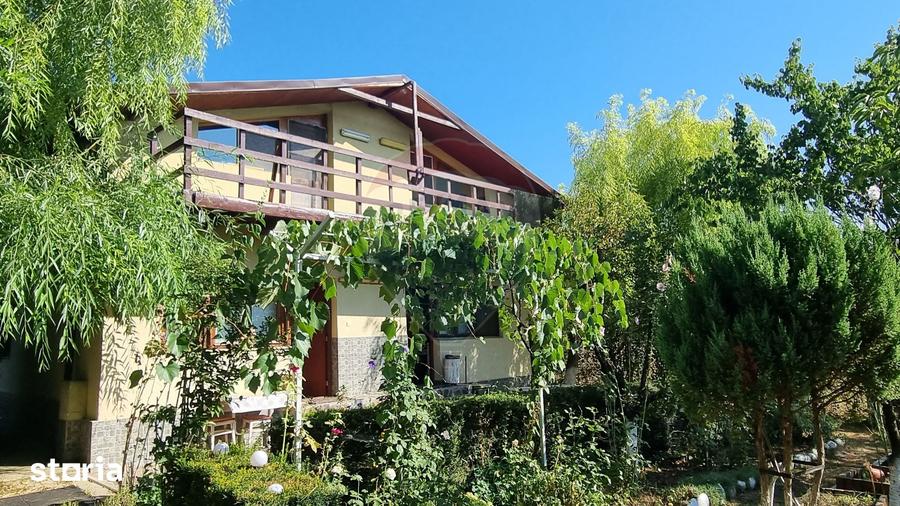 Casă cu 5 camere cu Teren 1000 Mp în Central