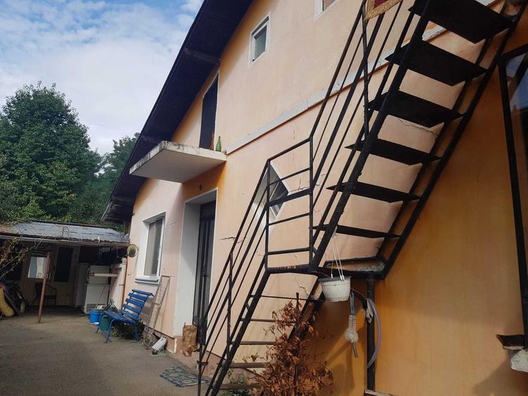 Casă cu 4 camere în Pietrișu