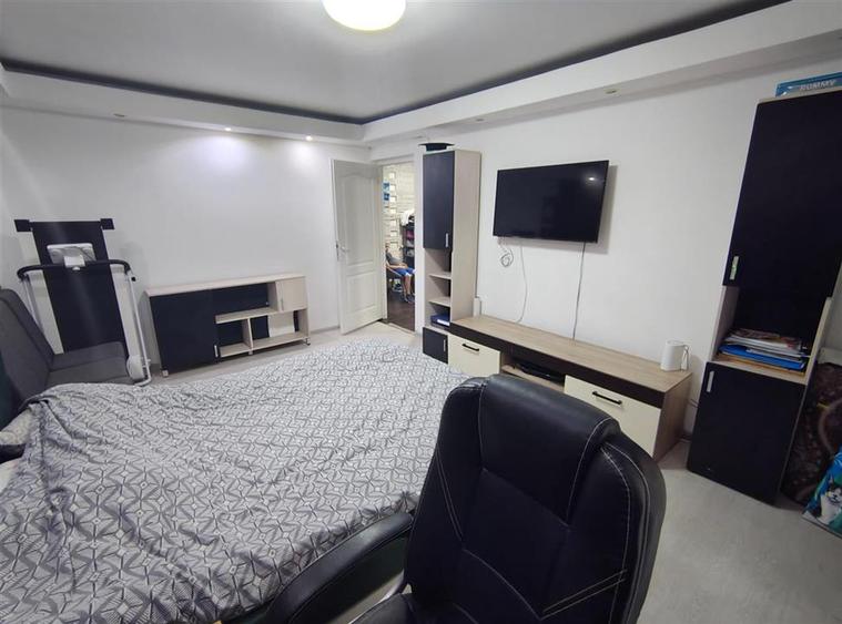 Apartament cu 3 camere decomandat în Nicolina