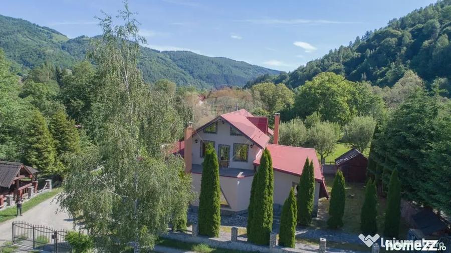 Casă cu 9 camere cu Teren 1000 Mp în Moieciu