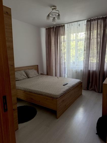 Apartament cu 3 camere semidecomandat în Independenței