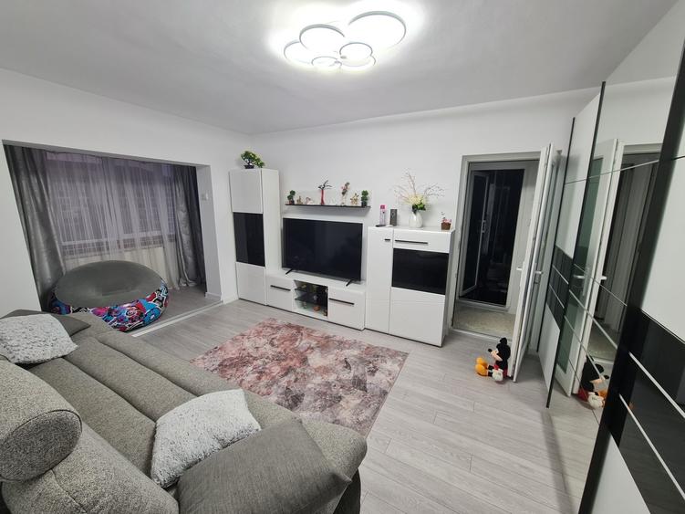 Apartament cu 3 camere semidecomandat în Central
