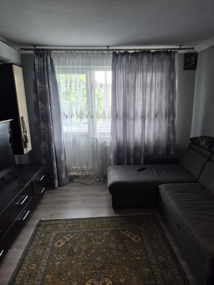 Apartament cu 2 camere semidecomandat în Podu Roș