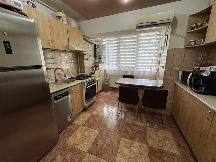 Apartament cu 3 camere semidecomandat, mobilat în Aiud