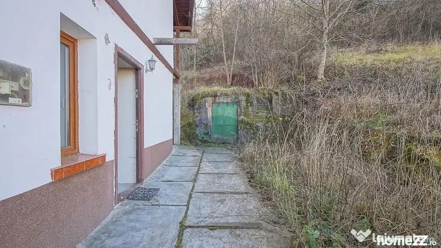 Casă cu 2 camere cu Teren 1000 Mp în Central