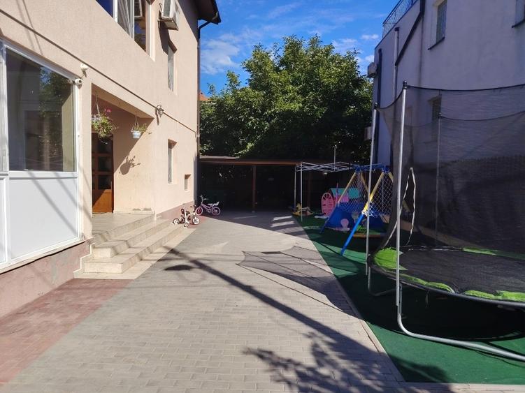 Casă individuală cu 5 camere cu Canalizare în Central