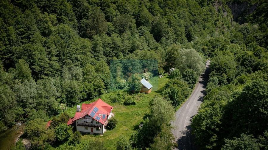 Casă cu 9 camere cu Teren 1029 Mp în Obârșia-Cloșani