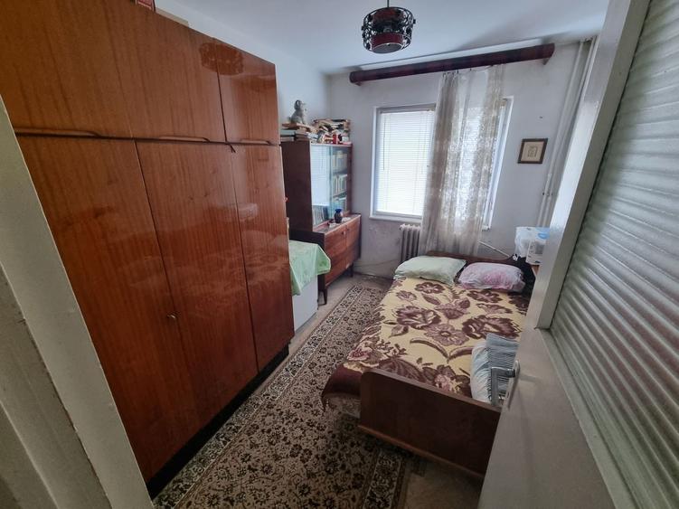 Apartament cu 3 camere semidecomandat în Km 4-5