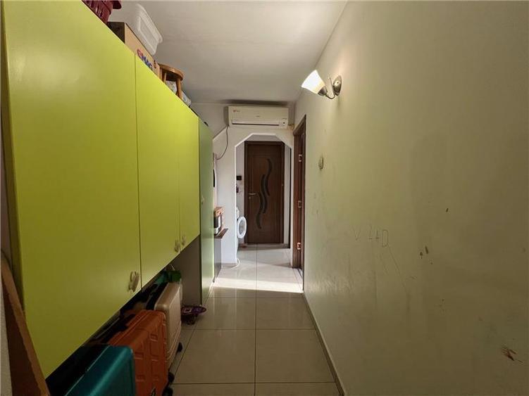 Apartament cu 3 camere decomandat, mobilat în Nicolina