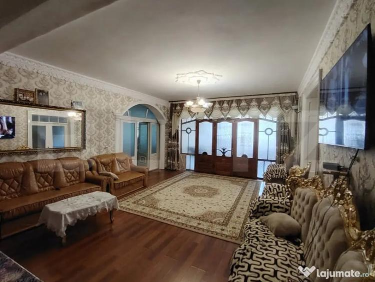 Casă cu 8 camere cu Teren 2235 Mp în Central