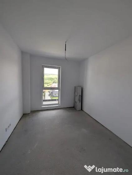 Apartament cu 3 camere semidecomandat în Florești