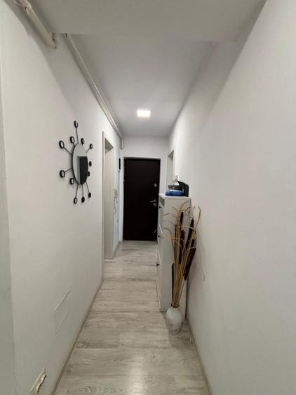 Apartament cu 3 camere semidecomandat, mobilat în Central