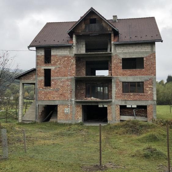 Casă individuală cu 11 camere cu Teren 1119 Mp în Moisei