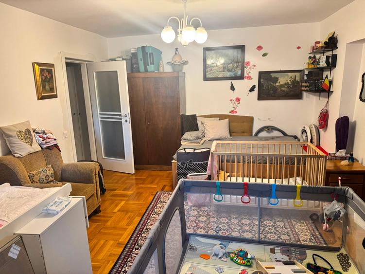 Apartament cu 3 camere semidecomandat în Unirii