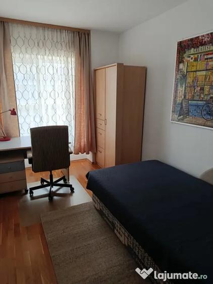 Apartament cu 3 camere decomandat în Est