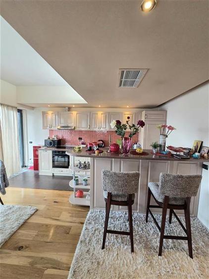 Apartament cu 3 camere semidecomandat, mobilat în Faleza Nord