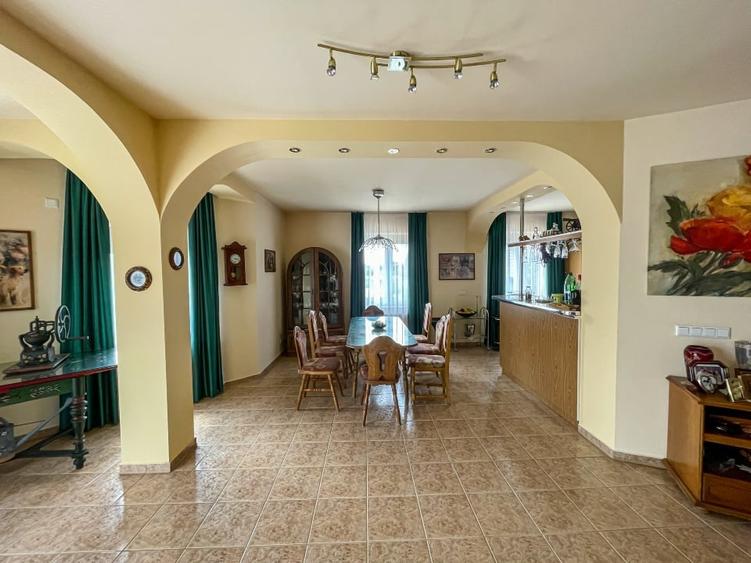 Casă individuală cu 5 camere cu Teren 1700 Mp în Nord-Est