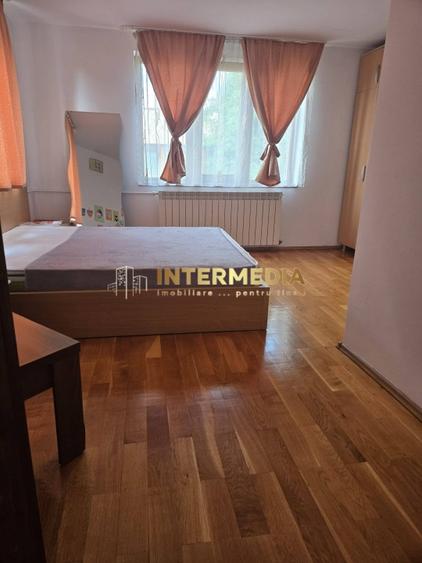 Casă individuală cu 4 camere cu Canalizare în Central