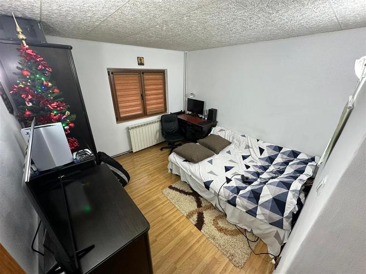 Apartament cu 4 camere decomandat, mobilat în Nicolina