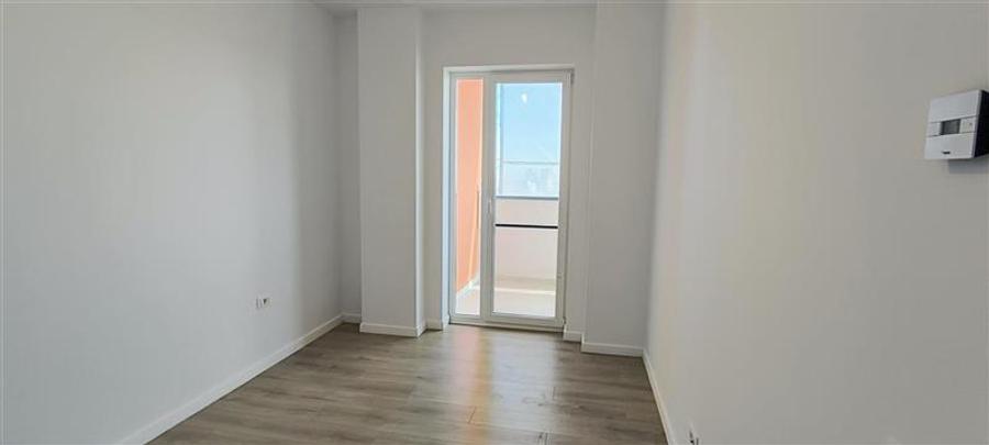 Apartament cu 3 camere nedecomandat în Aradului