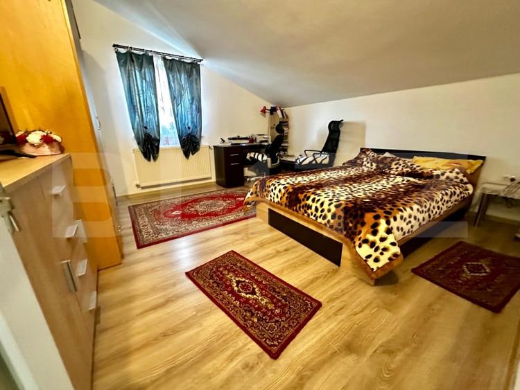 Casă individuală cu 8 camere cu Canalizare în Bărăbanț