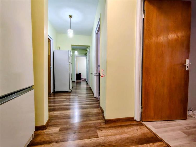 Apartament cu 3 camere decomandat în Titan