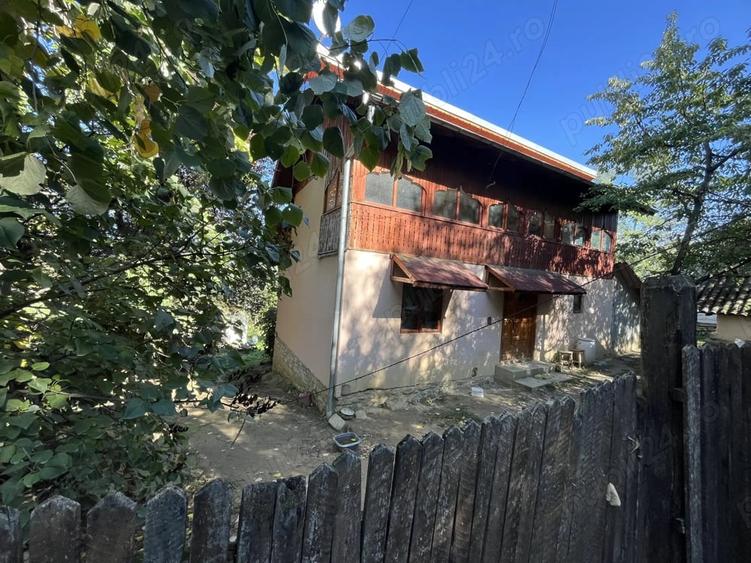 Casă cu 6 camere cu Teren 2000 Mp în Central