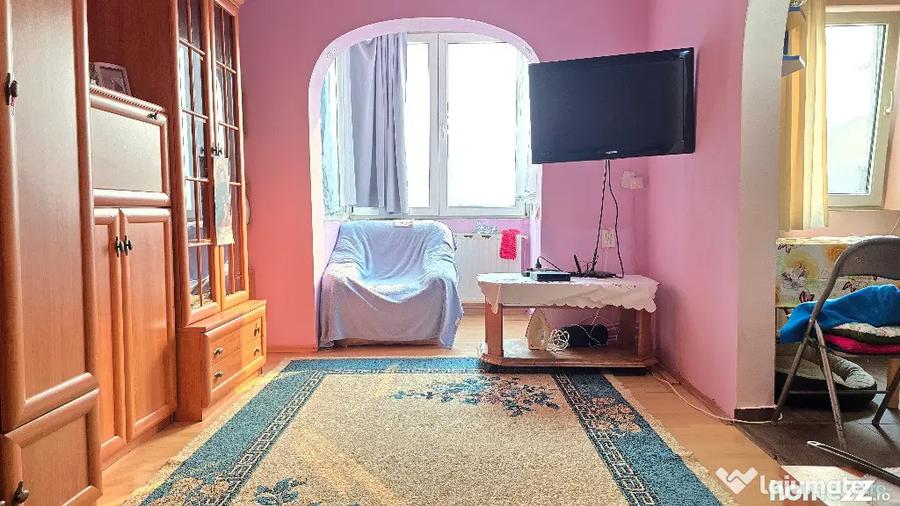 Apartament cu 3 camere semidecomandat în Micro 15