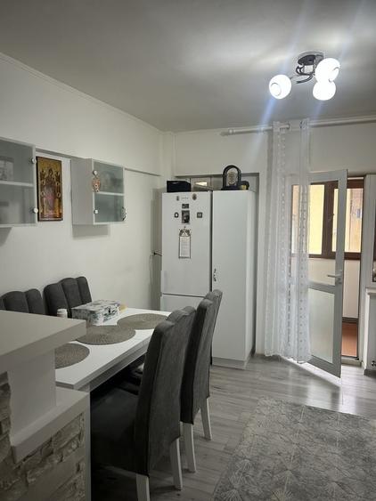 Apartament cu 3 camere decomandat în Sud