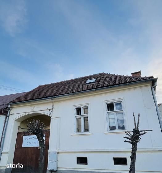 Casă cu 6 camere cu Teren 270 Mp în Central