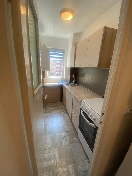 Apartament cu 3 camere semidecomandat în Vlahuță