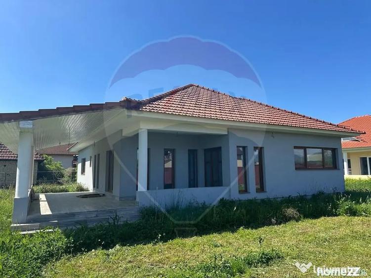 Casă cu 4 camere cu Teren 718 Mp în Lăpuș