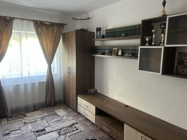 Apartament cu 3 camere decomandat în Drumul Carului