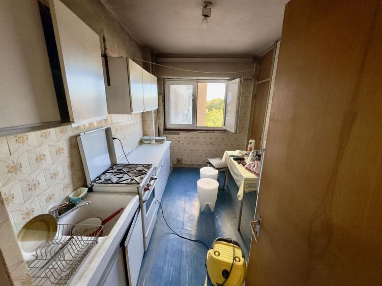 Apartament cu 3 camere decomandat în Uverturii