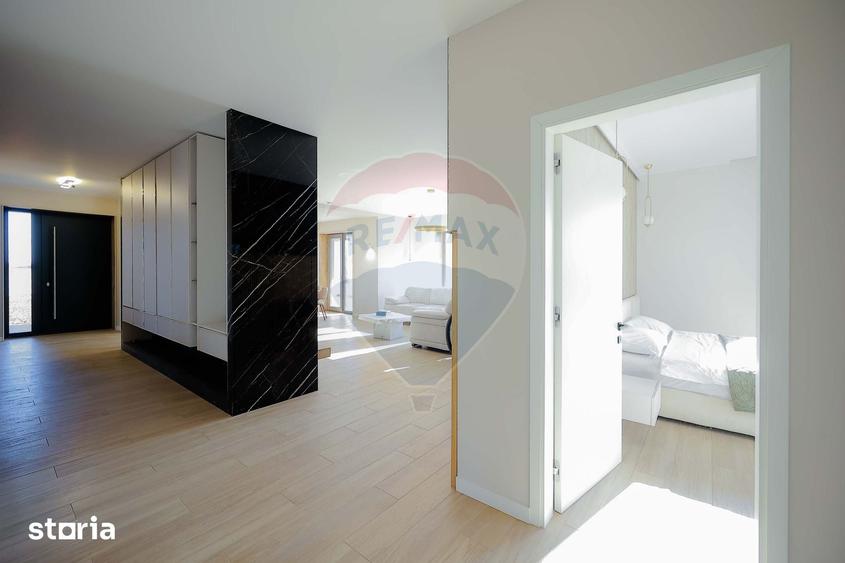 Casă cu 8 camere cu Teren 1100 Mp în Sânmartin
