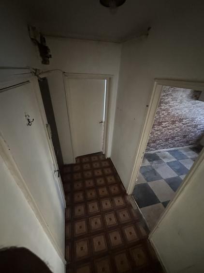 Apartament cu 3 camere semidecomandat în Tractorul