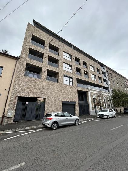 Apartament cu 3 camere decomandat în Exterior Vest