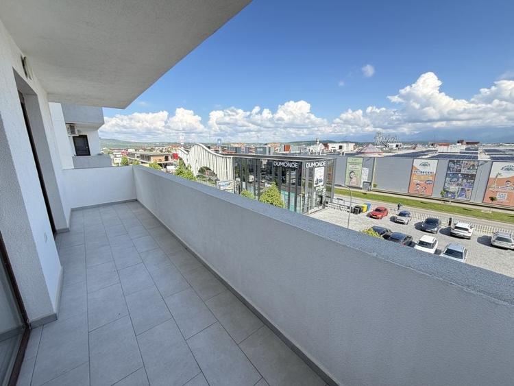 Apartament cu 3 camere semidecomandat în Est
