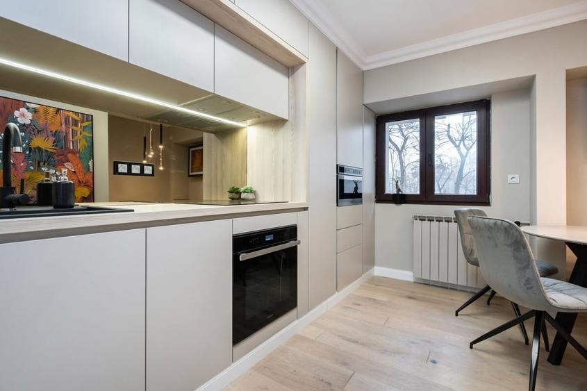 Apartament cu 4 camere decomandat, mobilat în Victoriei