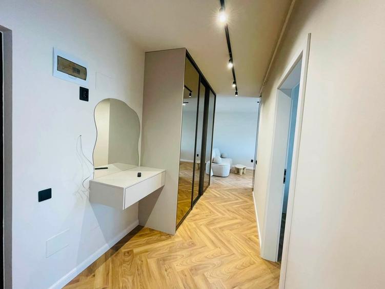 Apartament cu 3 camere semidecomandat, mobilat în Florești