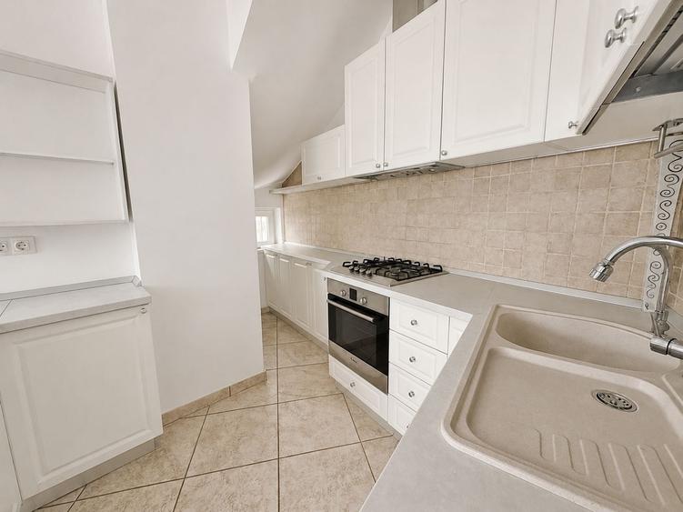 Casă individuală cu 4 camere cu Teren 234 Mp în Central