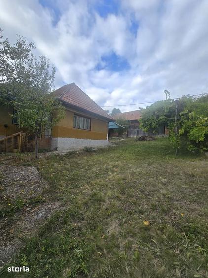 Casă cu 2 camere cu Teren 4100 Mp în Petrești