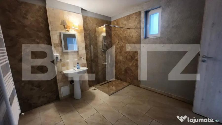 Casă cu 10 camere cu Teren 1100 Mp în Corunca