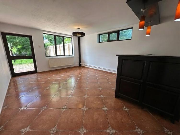 Casă individuală cu 14 camere cu Garaj în Central