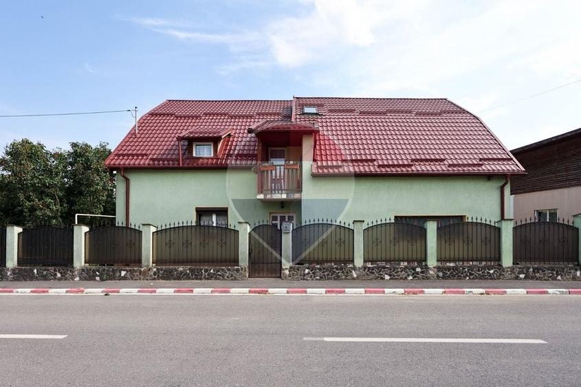 Casă individuală cu 8 camere cu Teren 720 Mp în Central