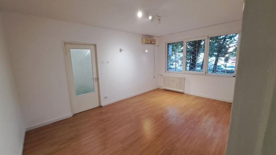 Apartament cu 3 camere semidecomandat în Bucur Obor