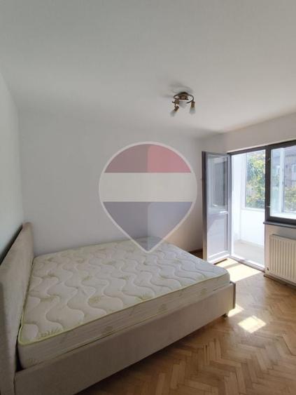Apartament cu 3 camere semidecomandat, mobilat în Central