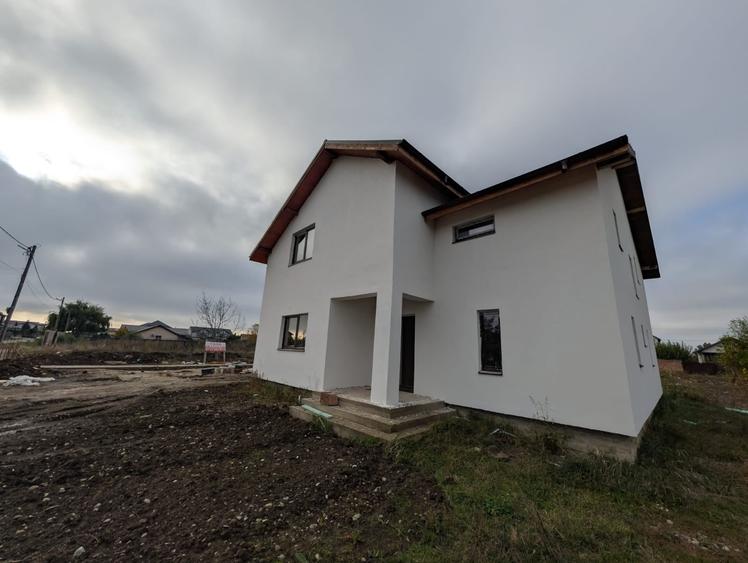 Casă individuală cu 5 camere cu Canalizare în Moara Vlăsiei