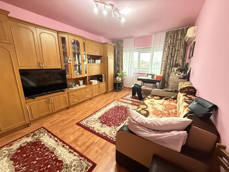 Apartament cu 3 camere decomandat, mobilat în Girocului